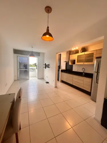 Ótimo apartamento semi mobiliado com 2 dormitórios + sacada em Canasvieiras!