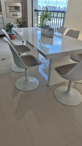 Conjunto com 7 Cadeiras giratórias em fibra de vidro, na cor branca e estofados em courino