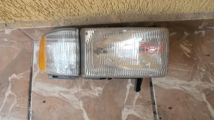 Farol direito dodge Ram 1998