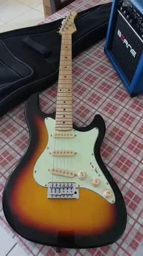 Guitarra Elétrica - Ótima para iniciantes!