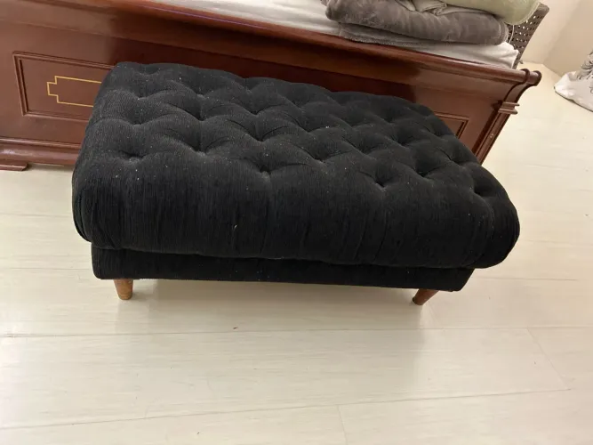 Lindo Puff estofado capitonê preto