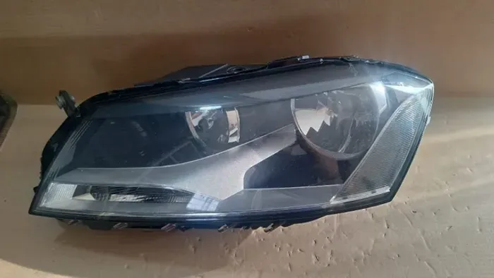 Farol Esquerdo Passat 2011
