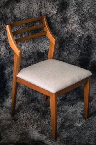 Cadeiras de madeira maciça, lindas, resistentes, vários modelos