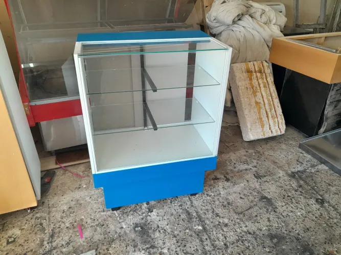 Vitrine de vidro com prateleiras