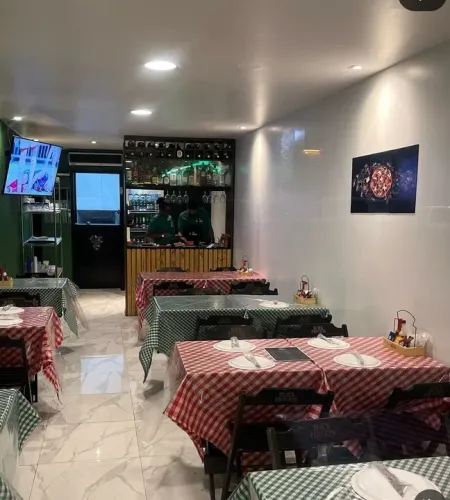Passo pizzaria recém montada na pituba  em funcionamento valor 85.000,00
