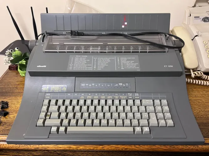 Máquina de escrever Olivetti ET 1250