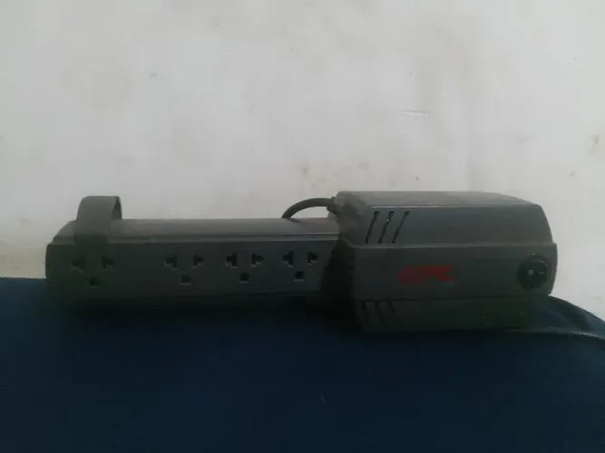 Estabilizador APC Bl 300va