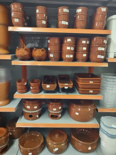 Cumbucas,porca p/ farofa,assadeira,caçarola,fogareiro,caçarola banho Maria em cerâmica 