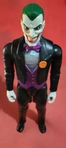 Boneco Coringa The Joker Traje Preto Mattel 30cm Articulado.
