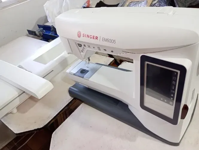 Máquina de bordar Singer EM9305. Nova.