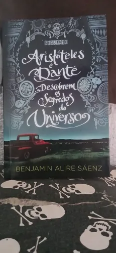 Livro Aristóteles e Dante descobrem os segredos do universo.