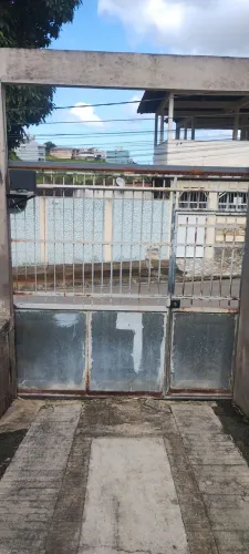 Portão de garagem com entrada social.