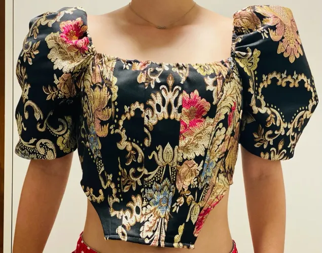 Luxo e Elegância em Cada Detalhe! Apresentamos nosso cropped de manga bufante,