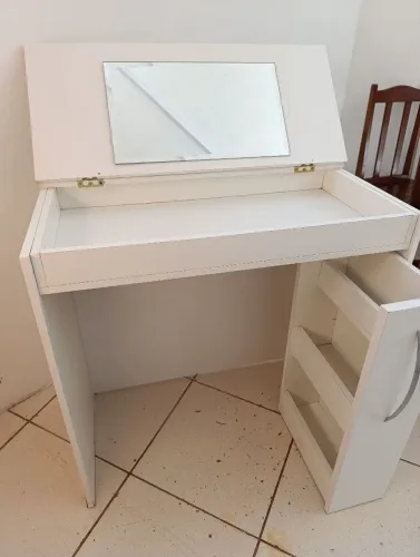 Penteadeira com Espelho e Gaveta