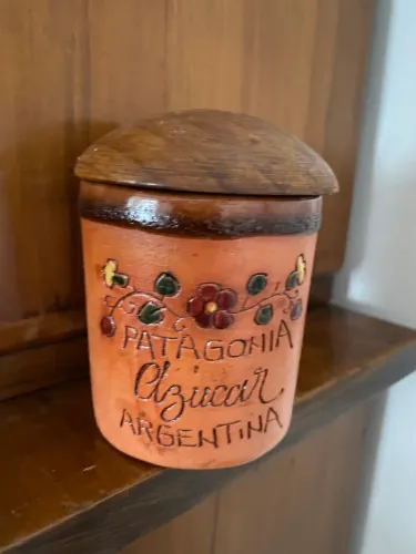 Caneca artesanal de cerâmica. Origem: Bariloche, Arfentina