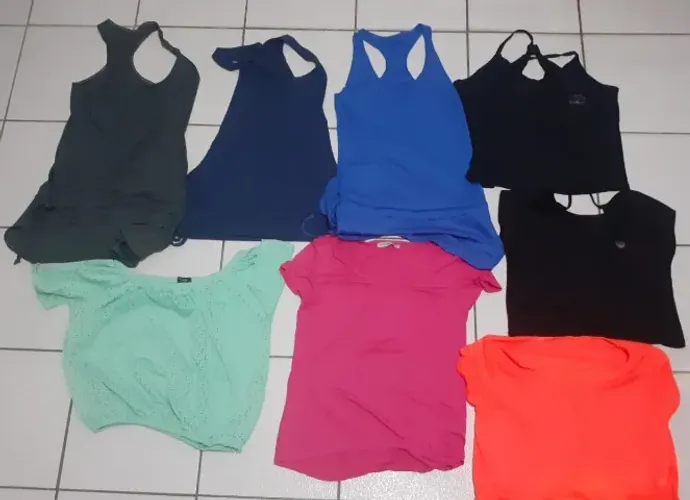 Blusas seminovas. Valor unico. O lote de blusas num só preço.