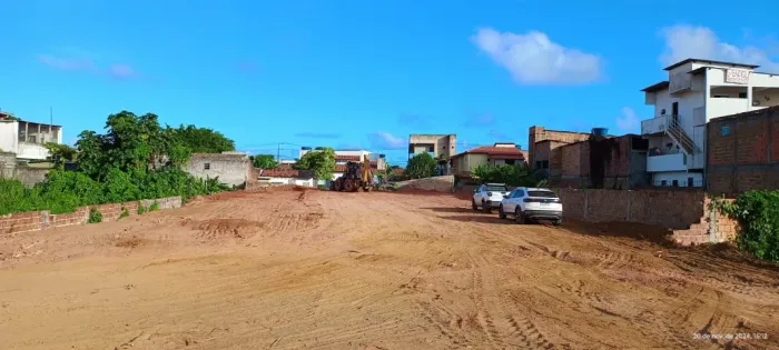 Lote de 1.500m², frente total para a estrada do coco- excelente localização