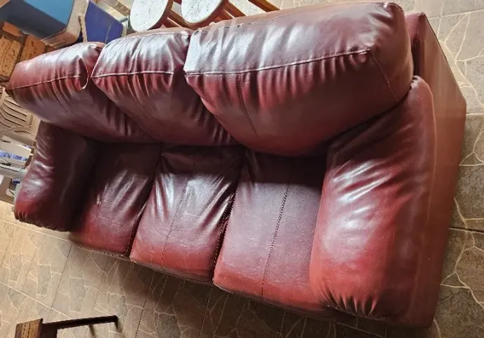 Sofá 3 lugares em Couro Carmesim