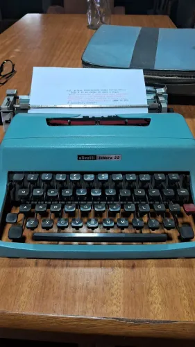 MÁQUINA DE ESCREVER OLIVETTI LETTERA 32 - PRA DESAPEGAR AGORA, AGORINHA!! 