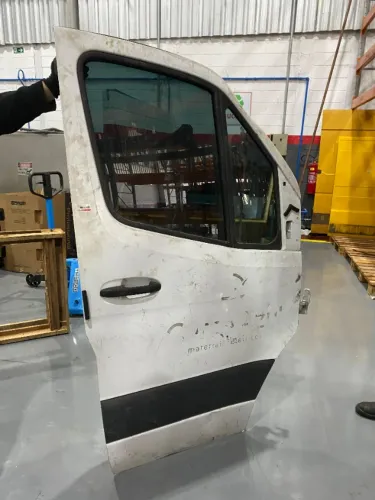 Porta dianteira Sprinter lado direito 2020