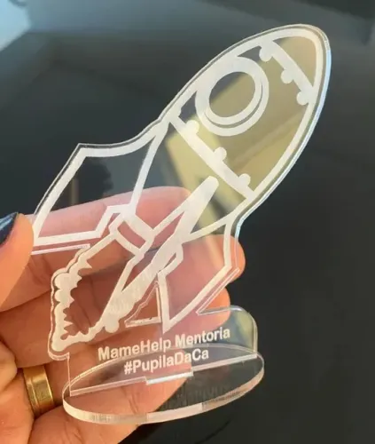Mini Troféu 10cm Brinde Personalizado Emoji Foguete Acrílico Cristal - 10 unidades