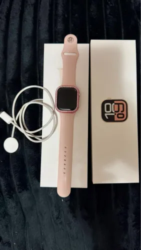 Apple Watch com pulseira rosa e detalhes