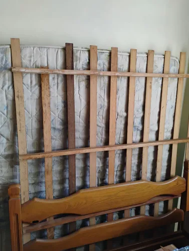 Cama de madeira maciça com estrado e cabeceira