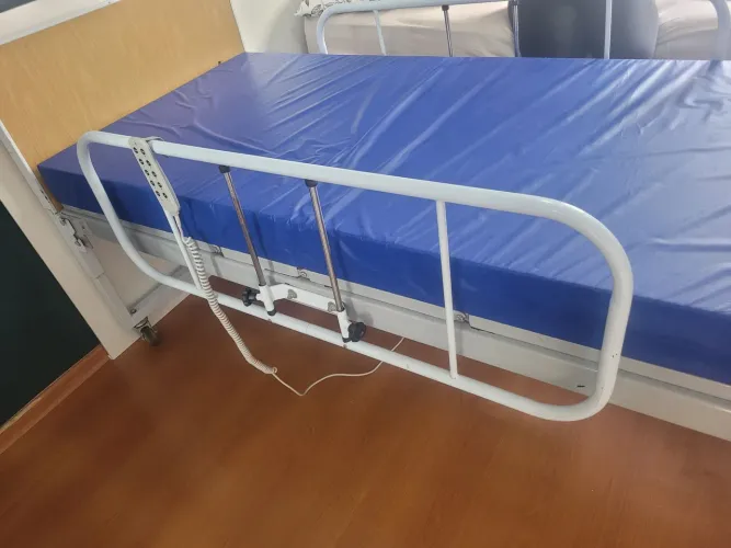 Cama Hospitalar Articulada com Grade de Proteção