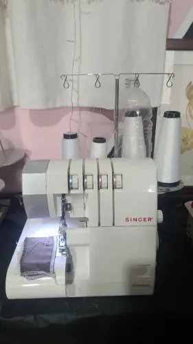 Máquina Ultralock Singer 4 fios 