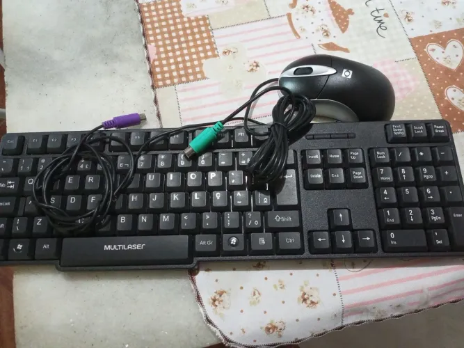 Teclado de computador e mouser