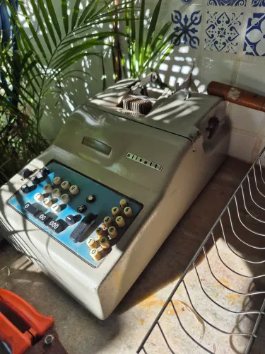 Calculadora Olivetti Antiga - Peça de Colecionador