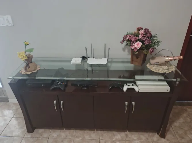 Buffet / Rack de madeira e vidro. Preço negociável 