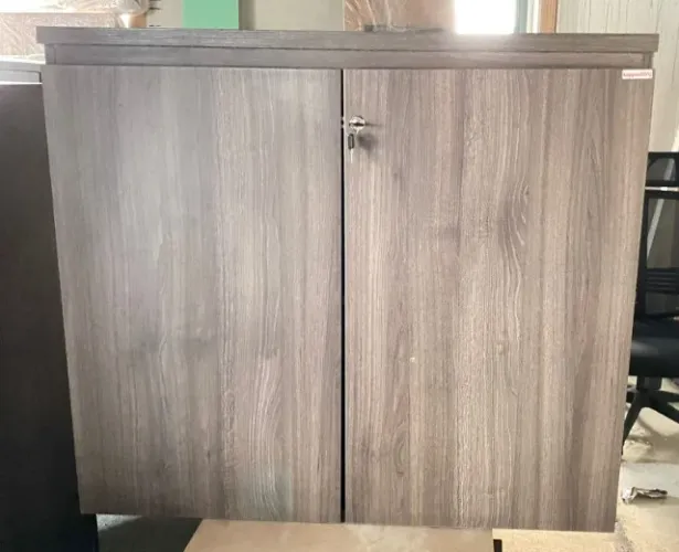 Armário Baixo de Escritório com Chave - Cor Carvalho