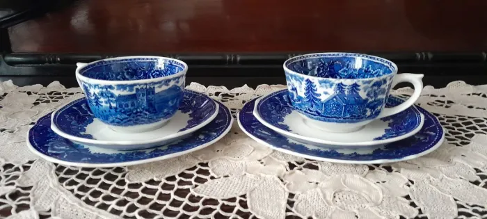 Conjunto de xícaras com pires azul e branco