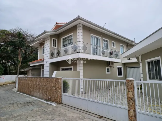 Apartamentos e casas em terreno com matrícula na praia do Pantano do sul