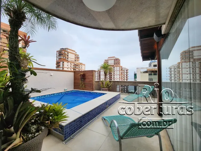Cobertura à venda na Barra da Tijuca. Quadra da Praia. Reformada.