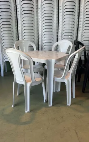 Oferta! Conjunto Mesa com 4 Cadeiras Plásticas - Novo, Aproveite já!