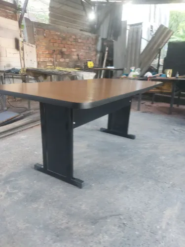 Mesa de madeira com estrutura de metal