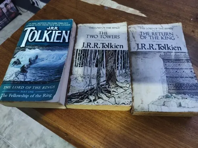 Trilogia "senhor dos aneis" livro de bolso em "inglês"