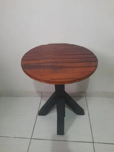 Mesinha de centro ou canto de madeira rústica.