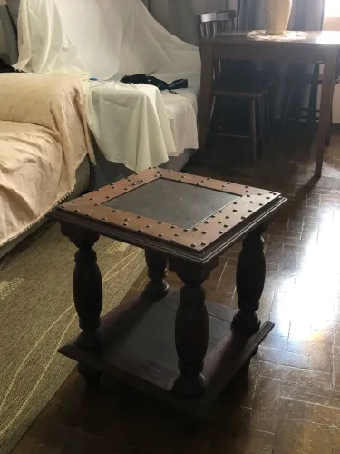 Mesa de centro de madeira maciça com um design rústico 