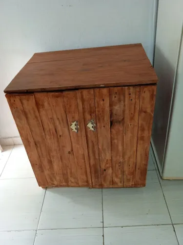 Armário feito em madeira com duas portas mede 0.80 de larg