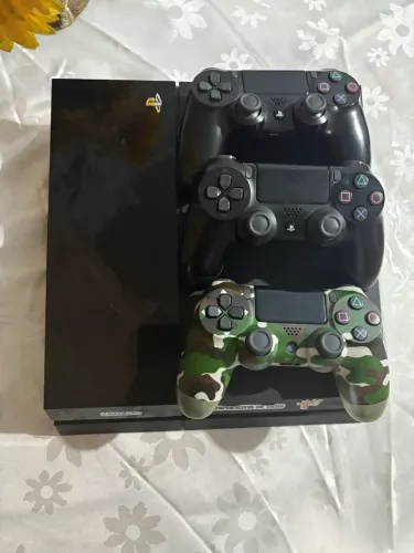 PlayStation 4 em ótimo estado de conservação