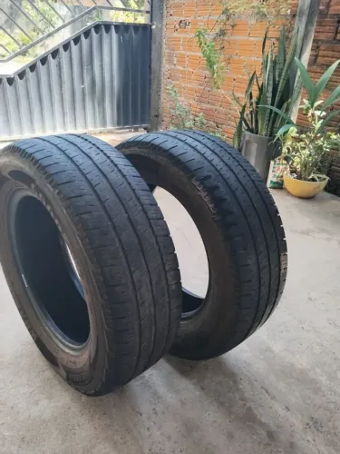 Vendo esses Pneus, R$300 cada, ou os dois por 550,00