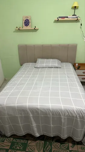 Cama com cabeceira