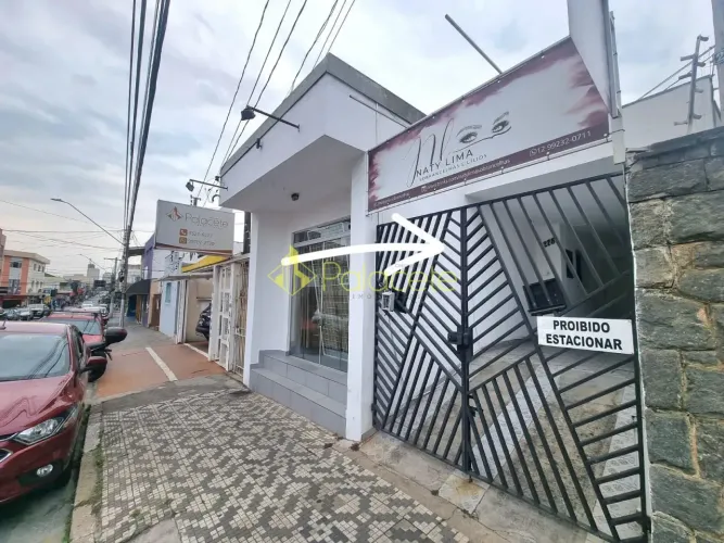 Casa Comercial no Centro com 2 Dormitórios, Edícula, Acessibilidade, Vaga de Garagem e Ide