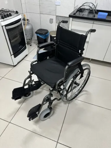 Cadeira de Rodas Dellamed Seminova - Pouquíssimo Uso