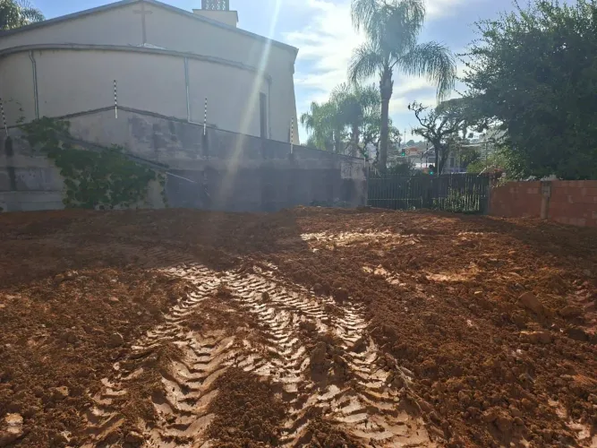Alugo terreno na Avenida São João continuação da Canadá