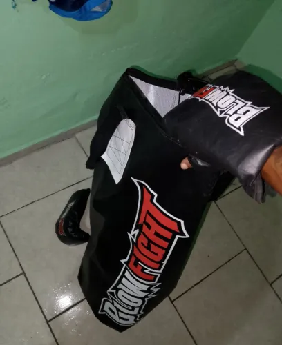 Vende se saco de pancada 90cm vazio, acompanha par de luvas. Não abaixo valor.