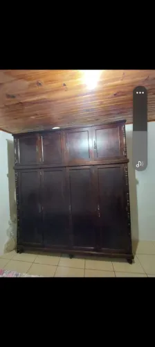 Guarda roupa de madeira